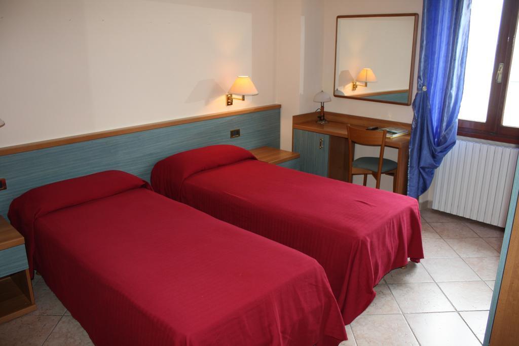 Albergo Ristorante Punta Dell'Est Clusane Buitenkant foto