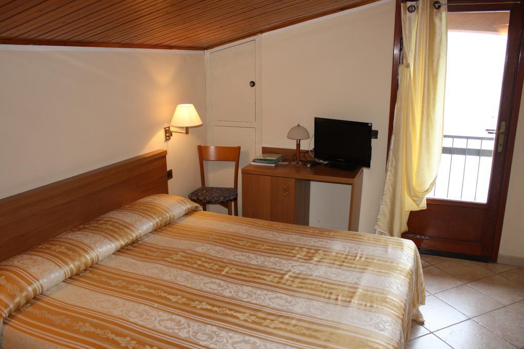 Albergo Ristorante Punta Dell'Est Clusane Buitenkant foto