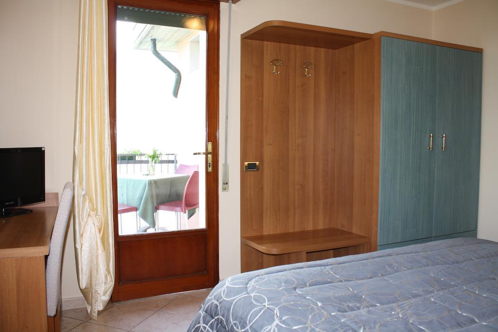 Albergo Ristorante Punta Dell'Est Clusane Kamer foto