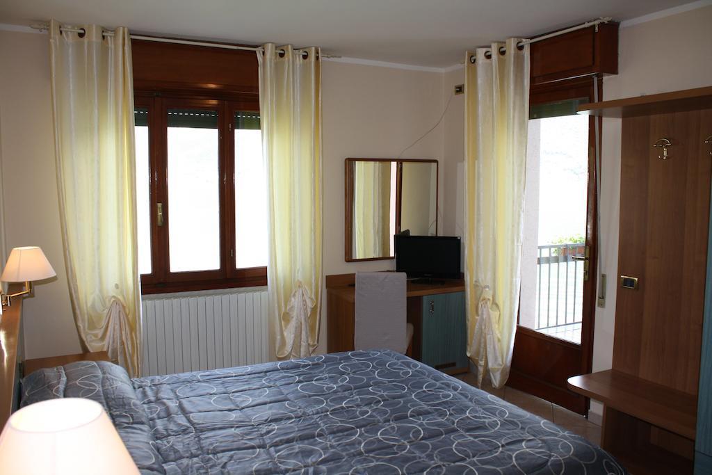 Albergo Ristorante Punta Dell'Est Clusane Buitenkant foto