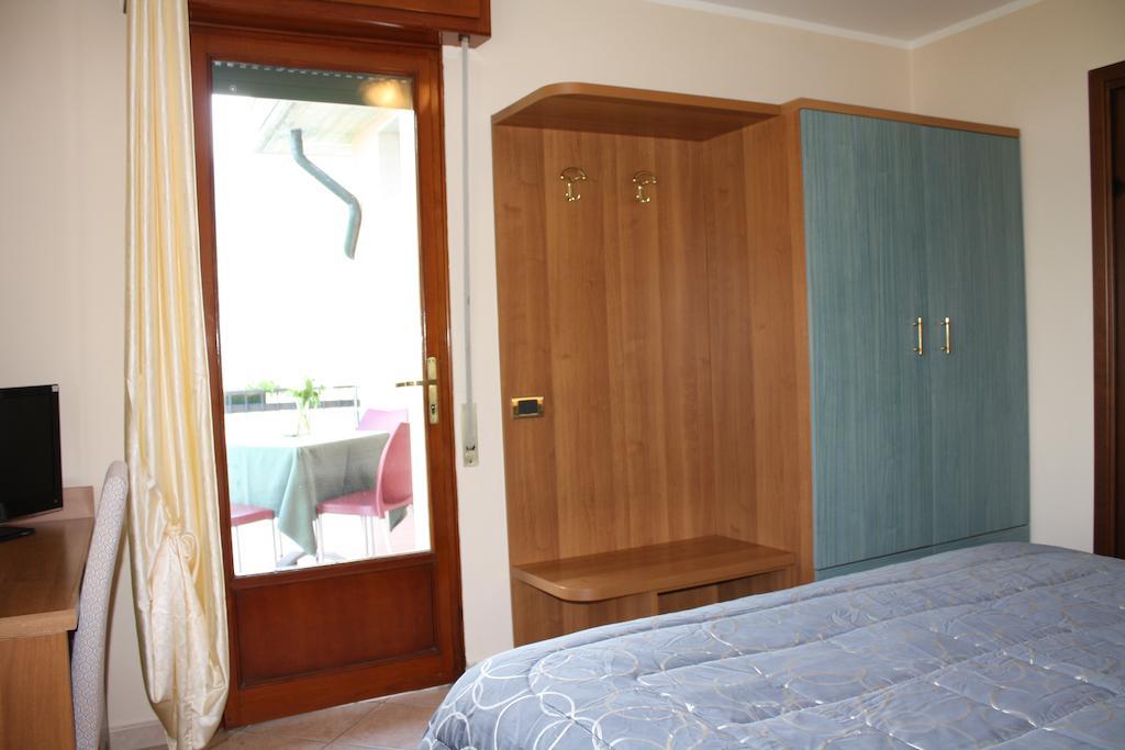 Albergo Ristorante Punta Dell'Est Clusane Buitenkant foto